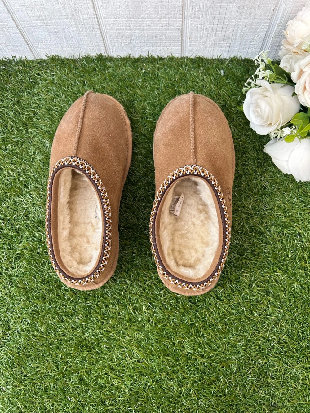 UGG details our